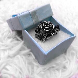Vintage/Antique Stretchy Silver Rose Ring with Black Rhinestones